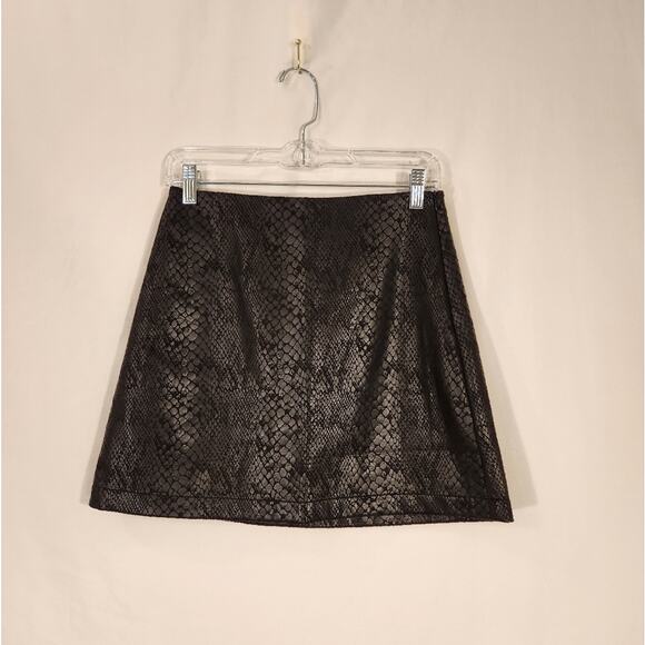 GILLI Black Faux Leather Reptile Print Mini Skirt Punk Rave Goth Emo Witchy S - Picture 1 of 10